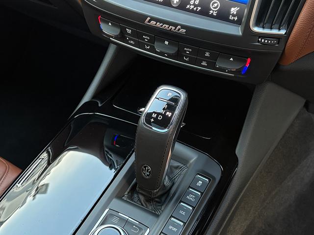 レヴァンテ グランスポーツ　パノラマＳＲ　ＶＯＳＳＥＮ２２インチＡＷ　イエローキャリパー　ローダウン　エアサス　スカイフックシステム　ＬＥＤヘッドライト　ブラウンレザー　ソフトクローズドア　アダプティブＣ　ＢＳＡ　ＣａｒＰｌａｙ（54枚目）