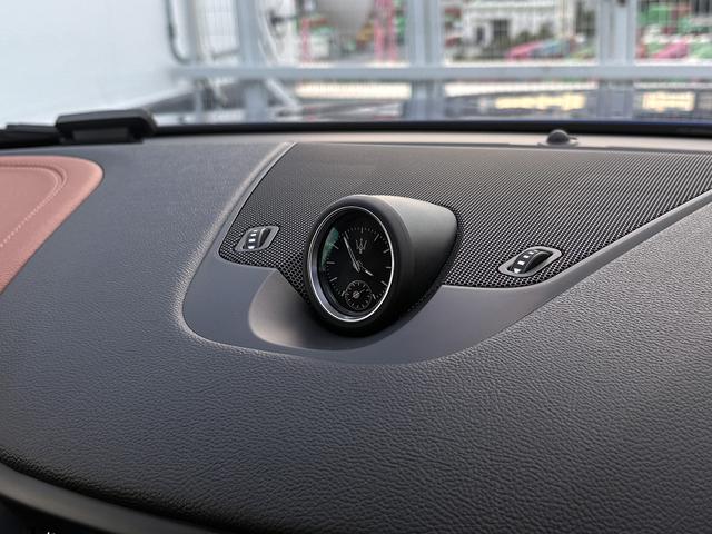 レヴァンテ グランスポーツ　パノラマＳＲ　ＶＯＳＳＥＮ２２インチＡＷ　イエローキャリパー　ローダウン　エアサス　スカイフックシステム　ＬＥＤヘッドライト　ブラウンレザー　ソフトクローズドア　アダプティブＣ　ＢＳＡ　ＣａｒＰｌａｙ（63枚目）