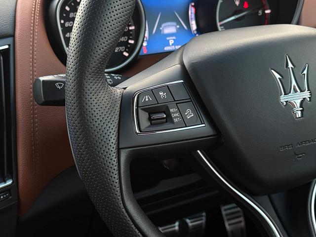 レヴァンテ グランスポーツ　パノラマＳＲ　ＶＯＳＳＥＮ２２インチＡＷ　イエローキャリパー　ローダウン　エアサス　スカイフックシステム　ＬＥＤヘッドライト　ブラウンレザー　ソフトクローズドア　アダプティブＣ　ＢＳＡ　ＣａｒＰｌａｙ（64枚目）