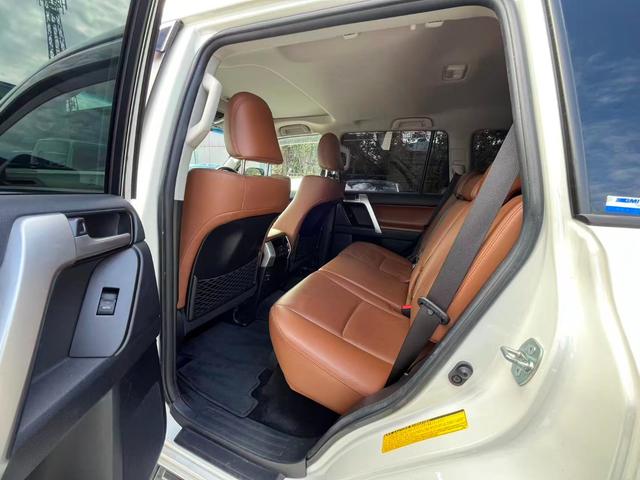 ランドクルーザープラド TX Lパッケージ 70thアニバーサリーリミテッド パートタイム4WD BTオーディオ LEDランプ オートエアコン 革シート スマートキー ETC キーレス クルーズコントロール ABS 横滑り防止装置 ルーフレール エアバッグ オートハイビーム(38枚目)