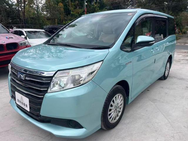 ノア ハイブリッドＸ　衝突安全ボディ　フルフラット　横滑り防止　エアバック　リアクーラー　パワーウィンドウ　ＬＥＤヘッド　キーフリー　ウォークスルー　ＥＴＣ車載器　盗難防止システム　スマートキー　パワステ　三列シート（2枚目）