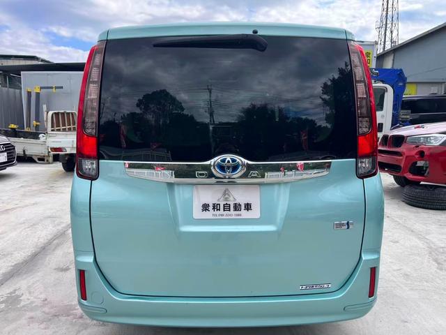 ノア ハイブリッドＸ　衝突安全ボディ　フルフラット　横滑り防止　エアバック　リアクーラー　パワーウィンドウ　ＬＥＤヘッド　キーフリー　ウォークスルー　ＥＴＣ車載器　盗難防止システム　スマートキー　パワステ　三列シート（3枚目）