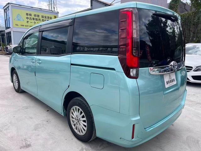 ノア ハイブリッドＸ　衝突安全ボディ　フルフラット　横滑り防止　エアバック　リアクーラー　パワーウィンドウ　ＬＥＤヘッド　キーフリー　ウォークスルー　ＥＴＣ車載器　盗難防止システム　スマートキー　パワステ　三列シート（6枚目）