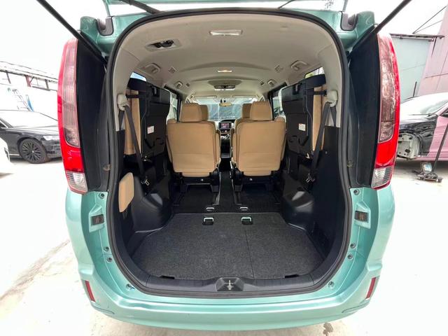 ノア ハイブリッドＸ　衝突安全ボディ　フルフラット　横滑り防止　エアバック　リアクーラー　パワーウィンドウ　ＬＥＤヘッド　キーフリー　ウォークスルー　ＥＴＣ車載器　盗難防止システム　スマートキー　パワステ　三列シート（9枚目）