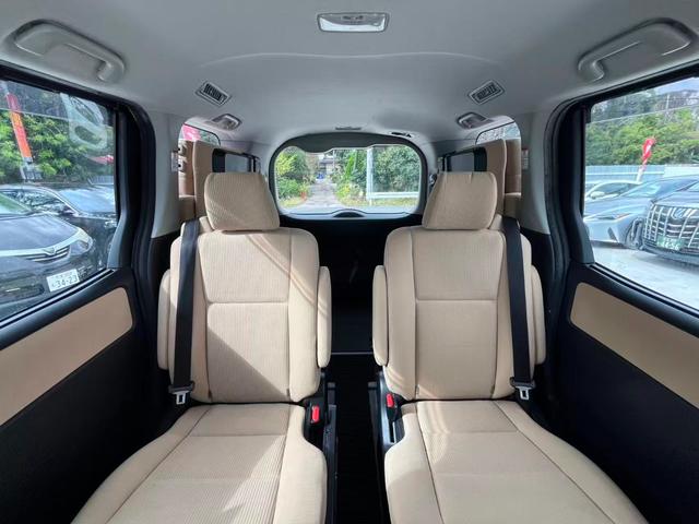 ノア ハイブリッドＸ　衝突安全ボディ　フルフラット　横滑り防止　エアバック　リアクーラー　パワーウィンドウ　ＬＥＤヘッド　キーフリー　ウォークスルー　ＥＴＣ車載器　盗難防止システム　スマートキー　パワステ　三列シート（34枚目）