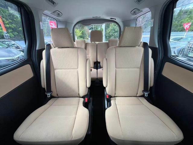 ノア ハイブリッドＸ　衝突安全ボディ　フルフラット　横滑り防止　エアバック　リアクーラー　パワーウィンドウ　ＬＥＤヘッド　キーフリー　ウォークスルー　ＥＴＣ車載器　盗難防止システム　スマートキー　パワステ　三列シート（35枚目）