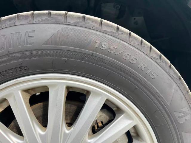 ノア ハイブリッドＸ　衝突安全ボディ　フルフラット　横滑り防止　エアバック　リアクーラー　パワーウィンドウ　ＬＥＤヘッド　キーフリー　ウォークスルー　ＥＴＣ車載器　盗難防止システム　スマートキー　パワステ　三列シート（37枚目）