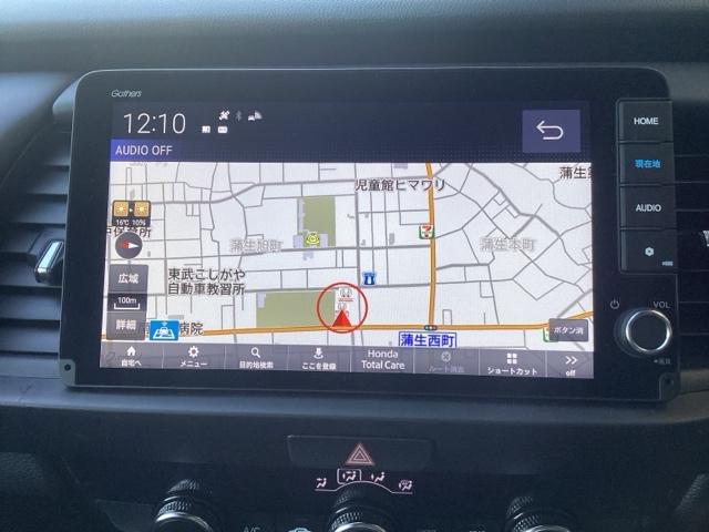 フィット ｅ：ＨＥＶホーム　ホンダセンシング　ホンダコネクトナビ＆Ｒカメラ　ドラレコ　サイドエアバック　ＥＴＣ　フルオートエアコン　前後誤発進抑制機能　クリソナ　助手席エアバッグ　運転席エアバッグ　１オナ　アイドリングストップ（5枚目）