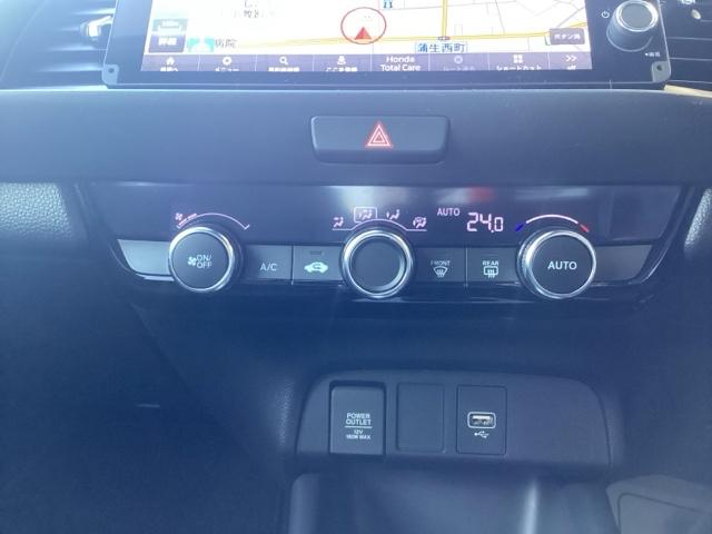 フィット ｅ：ＨＥＶホーム　ホンダセンシング　ホンダコネクトナビ＆Ｒカメラ　ドラレコ　サイドエアバック　ＥＴＣ　フルオートエアコン　前後誤発進抑制機能　クリソナ　助手席エアバッグ　運転席エアバッグ　１オナ　アイドリングストップ（7枚目）