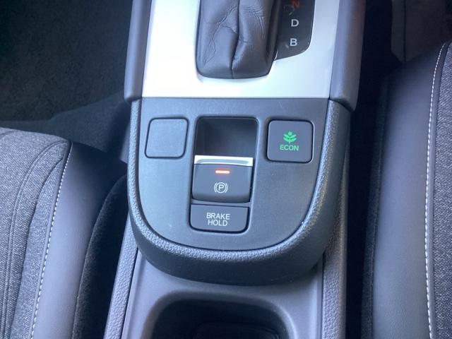 フィット ｅ：ＨＥＶホーム　ホンダセンシング　ホンダコネクトナビ＆Ｒカメラ　ドラレコ　サイドエアバック　ＥＴＣ　フルオートエアコン　前後誤発進抑制機能　クリソナ　助手席エアバッグ　運転席エアバッグ　１オナ　アイドリングストップ（8枚目）
