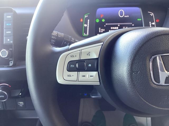 フィット ｅ：ＨＥＶホーム　ホンダセンシング　ホンダコネクトナビ＆Ｒカメラ　ドラレコ　サイドエアバック　ＥＴＣ　フルオートエアコン　前後誤発進抑制機能　クリソナ　助手席エアバッグ　運転席エアバッグ　１オナ　アイドリングストップ（10枚目）