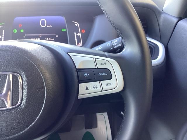 フィット ｅ：ＨＥＶホーム　ホンダセンシング　ホンダコネクトナビ＆Ｒカメラ　ドラレコ　サイドエアバック　ＥＴＣ　フルオートエアコン　前後誤発進抑制機能　クリソナ　助手席エアバッグ　運転席エアバッグ　１オナ　アイドリングストップ（11枚目）