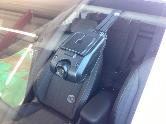 フィット ｅ：ＨＥＶホーム　ホンダセンシング　ホンダコネクトナビ＆Ｒカメラ　ドラレコ　サイドエアバック　ＥＴＣ　フルオートエアコン　前後誤発進抑制機能　クリソナ　助手席エアバッグ　運転席エアバッグ　１オナ　アイドリングストップ（15枚目）