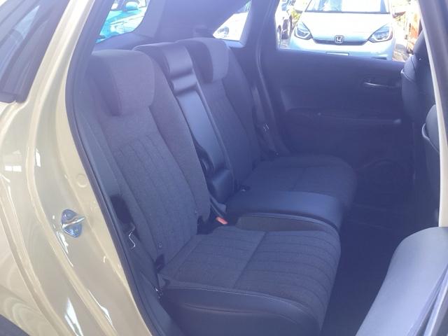 フィット ｅ：ＨＥＶホーム　ホンダセンシング　ホンダコネクトナビ＆Ｒカメラ　ドラレコ　サイドエアバック　ＥＴＣ　フルオートエアコン　前後誤発進抑制機能　クリソナ　助手席エアバッグ　運転席エアバッグ　１オナ　アイドリングストップ（18枚目）