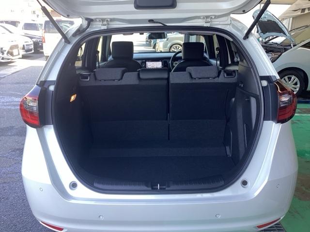 フィット ｅ：ＨＥＶホーム　ホンダセンシング　ホンダコネクトナビ＆Ｒカメラ　ドラレコ　サイドエアバック　ＥＴＣ　フルオートエアコン　前後誤発進抑制機能　クリソナ　助手席エアバッグ　運転席エアバッグ　１オナ　アイドリングストップ（19枚目）