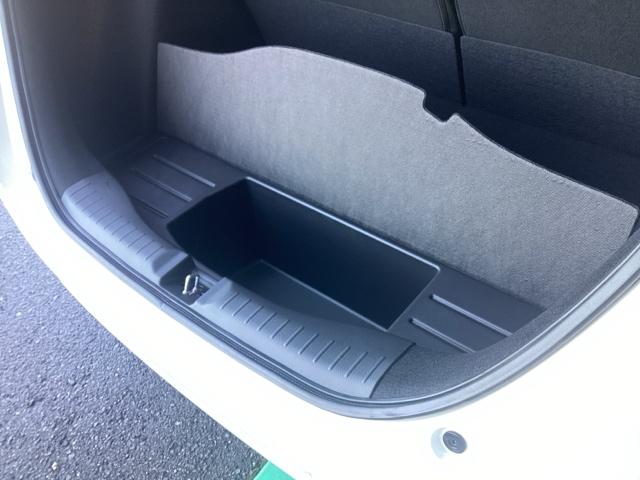 フィット ｅ：ＨＥＶホーム　ホンダセンシング　ホンダコネクトナビ＆Ｒカメラ　ドラレコ　サイドエアバック　ＥＴＣ　フルオートエアコン　前後誤発進抑制機能　クリソナ　助手席エアバッグ　運転席エアバッグ　１オナ　アイドリングストップ（20枚目）