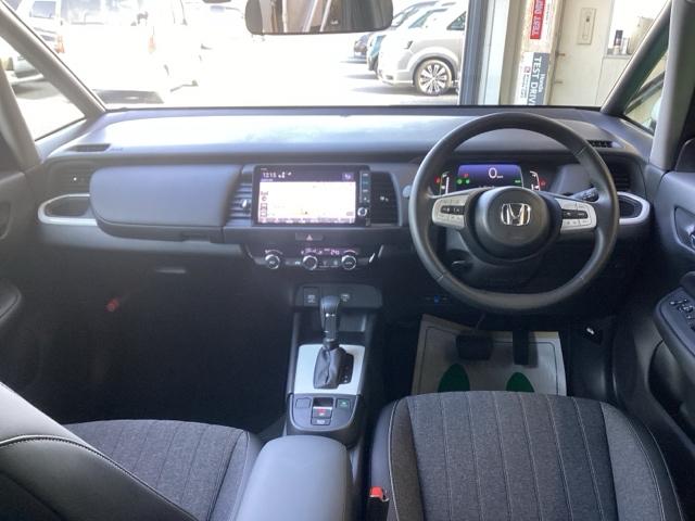 フィット ｅ：ＨＥＶホーム　ホンダセンシング　ホンダコネクトナビ＆Ｒカメラ　ドラレコ　サイドエアバック　ＥＴＣ　フルオートエアコン　前後誤発進抑制機能　クリソナ　助手席エアバッグ　運転席エアバッグ　１オナ　アイドリングストップ（23枚目）