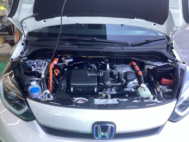 フィット ｅ：ＨＥＶホーム　ホンダセンシング　ホンダコネクトナビ＆Ｒカメラ　ドラレコ　サイドエアバック　ＥＴＣ　フルオートエアコン　前後誤発進抑制機能　クリソナ　助手席エアバッグ　運転席エアバッグ　１オナ　アイドリングストップ（25枚目）