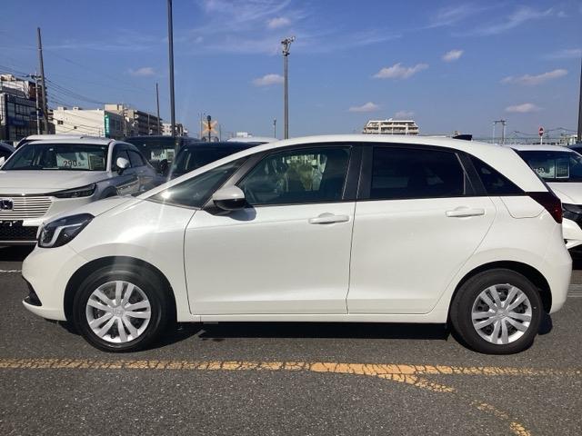 フィット ｅ：ＨＥＶホーム　ホンダセンシング　ホンダコネクトナビ＆Ｒカメラ　ドラレコ　サイドエアバック　ＥＴＣ　フルオートエアコン　前後誤発進抑制機能　クリソナ　助手席エアバッグ　運転席エアバッグ　１オナ　アイドリングストップ（27枚目）