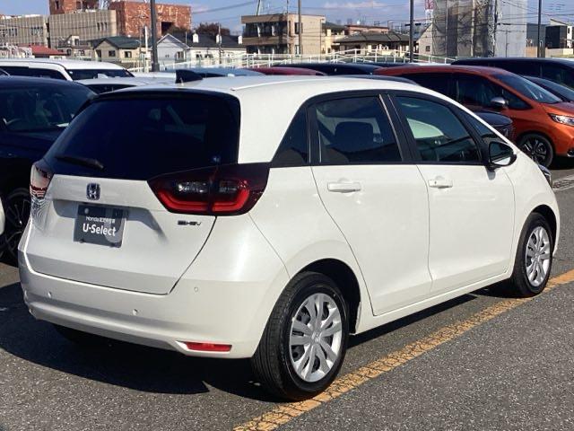 フィット ｅ：ＨＥＶホーム　ホンダセンシング　ホンダコネクトナビ＆Ｒカメラ　ドラレコ　サイドエアバック　ＥＴＣ　フルオートエアコン　前後誤発進抑制機能　クリソナ　助手席エアバッグ　運転席エアバッグ　１オナ　アイドリングストップ（32枚目）