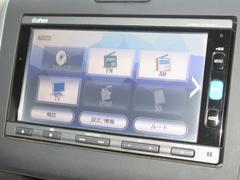 ナビゲーションはギャザズメモリーナビ（ＶＸＭ−１７４ＶＦｉ）を装着しております。ＡＭ、ＦＭ、ＣＤ、ＤＶＤ再生、Ｂｌｕｅｔｏｏｔｈ、フルセグＴＶがご使用いただけます。初めて訪れた場所でも安心ですね！ 5