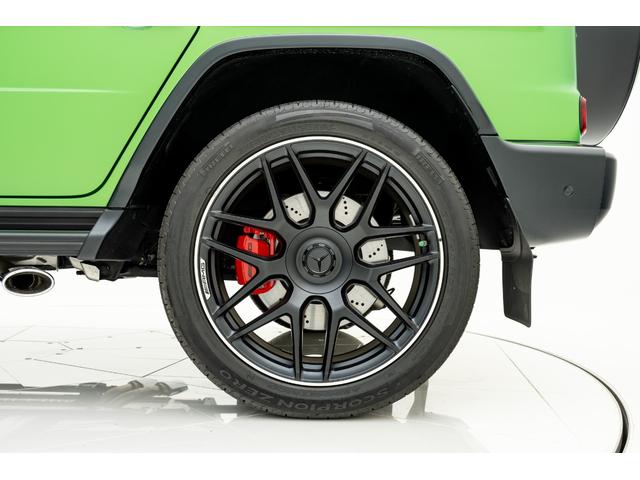 Gクラス G63 マグノヒーローエディション 50台限定車 電動サイドステップ Gmanufakturプログラムプラス AMGナイトパッケージ2 AMGカーボンファイバーインテリアトリム 22インチAMGホイール 純正ドライブレコーダー(13枚目)