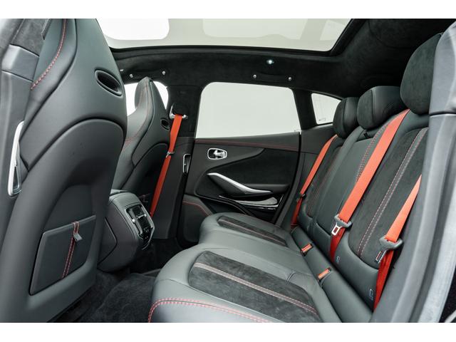 DBX ベースグレード オニキスブラック 23インチ鍛造AW(テクスチャードブラック) パノラミックガラスルーフ SpicyRedインテリアステッチ レーダー探知機 ドライブレコーダー(前後方)(32枚目)