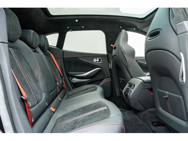 DBX ベースグレード オニキスブラック 23インチ鍛造AW(テクスチャードブラック) パノラミックガラスルーフ SpicyRedインテリアステッチ レーダー探知機 ドライブレコーダー(前後方)(34枚目)