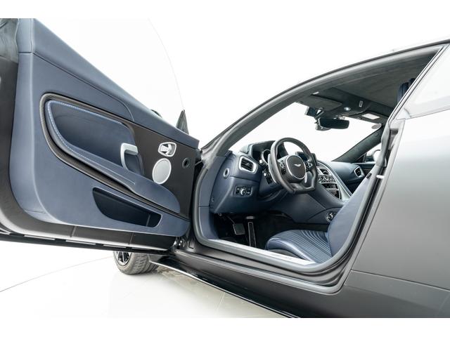 DB11 AMR マットプロテクションフィルム施工済 カーボンインテリア アルカンターラヘッドライニング コートダジュールブルーステッチ ネクサスキルティングシート AMR20インチ鍛造AW パラノミックカメラ(18枚目)