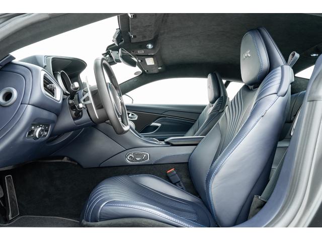 DB11 AMR マットプロテクションフィルム施工済 カーボンインテリア アルカンターラヘッドライニング コートダジュールブルーステッチ ネクサスキルティングシート AMR20インチ鍛造AW パラノミックカメラ(19枚目)