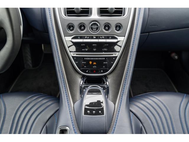 DB11 AMR マットプロテクションフィルム施工済 カーボンインテリア アルカンターラヘッドライニング コートダジュールブルーステッチ ネクサスキルティングシート AMR20インチ鍛造AW パラノミックカメラ(27枚目)