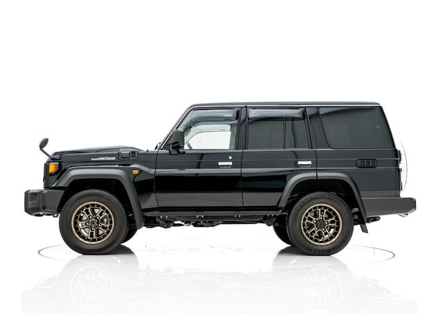 ランドクルーザー７０ ＡＸ　モデリスタ１８インチＡＷ　ＪＡＯＳフロントバンパーガーニッシュ／Ｆ＆Ｒアンダーカバー　カーセキュリティ（Ｇｒｇｏ－ＺＶＩＩ）　ベーシックナビ（ＮＭＺＫ－Ｗ７３Ｄ）　サイドバイザー　フロアマット（4枚目）