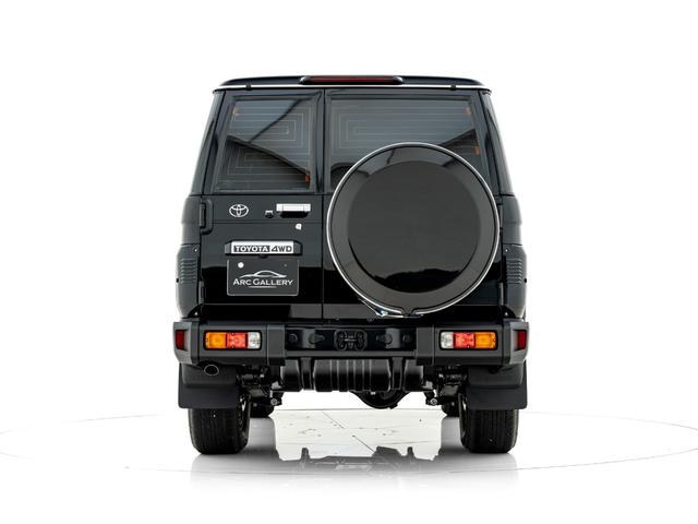 ランドクルーザー７０ ＡＸ　モデリスタ１８インチＡＷ　ＪＡＯＳフロントバンパーガーニッシュ／Ｆ＆Ｒアンダーカバー　カーセキュリティ（Ｇｒｇｏ－ＺＶＩＩ）　ベーシックナビ（ＮＭＺＫ－Ｗ７３Ｄ）　サイドバイザー　フロアマット（6枚目）