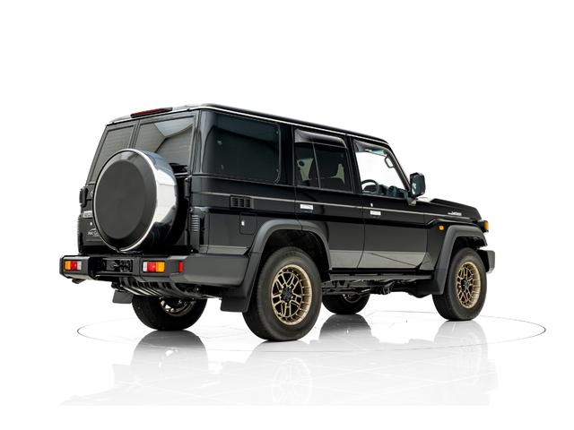 ランドクルーザー７０ ＡＸ　モデリスタ１８インチＡＷ　ＪＡＯＳフロントバンパーガーニッシュ／Ｆ＆Ｒアンダーカバー　カーセキュリティ（Ｇｒｇｏ－ＺＶＩＩ）　ベーシックナビ（ＮＭＺＫ－Ｗ７３Ｄ）　サイドバイザー　フロアマット（7枚目）