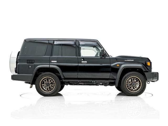 ランドクルーザー７０ ＡＸ　モデリスタ１８インチＡＷ　ＪＡＯＳフロントバンパーガーニッシュ／Ｆ＆Ｒアンダーカバー　カーセキュリティ（Ｇｒｇｏ－ＺＶＩＩ）　ベーシックナビ（ＮＭＺＫ－Ｗ７３Ｄ）　サイドバイザー　フロアマット（8枚目）
