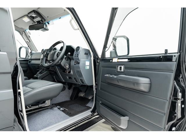 ランドクルーザー７０ ＡＸ　モデリスタ１８インチＡＷ　ＪＡＯＳフロントバンパーガーニッシュ／Ｆ＆Ｒアンダーカバー　カーセキュリティ（Ｇｒｇｏ－ＺＶＩＩ）　ベーシックナビ（ＮＭＺＫ－Ｗ７３Ｄ）　サイドバイザー　フロアマット（18枚目）