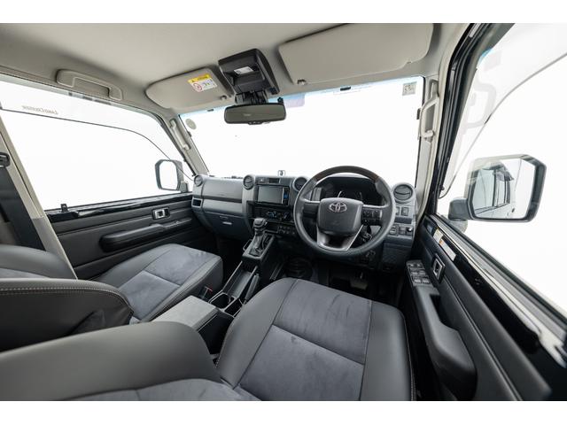 ランドクルーザー７０ ＡＸ　モデリスタ１８インチＡＷ　ＪＡＯＳフロントバンパーガーニッシュ／Ｆ＆Ｒアンダーカバー　カーセキュリティ（Ｇｒｇｏ－ＺＶＩＩ）　ベーシックナビ（ＮＭＺＫ－Ｗ７３Ｄ）　サイドバイザー　フロアマット（20枚目）