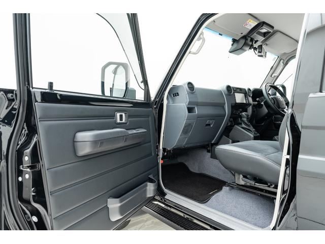 ランドクルーザー７０ ＡＸ　モデリスタ１８インチＡＷ　ＪＡＯＳフロントバンパーガーニッシュ／Ｆ＆Ｒアンダーカバー　カーセキュリティ（Ｇｒｇｏ－ＺＶＩＩ）　ベーシックナビ（ＮＭＺＫ－Ｗ７３Ｄ）　サイドバイザー　フロアマット（31枚目）