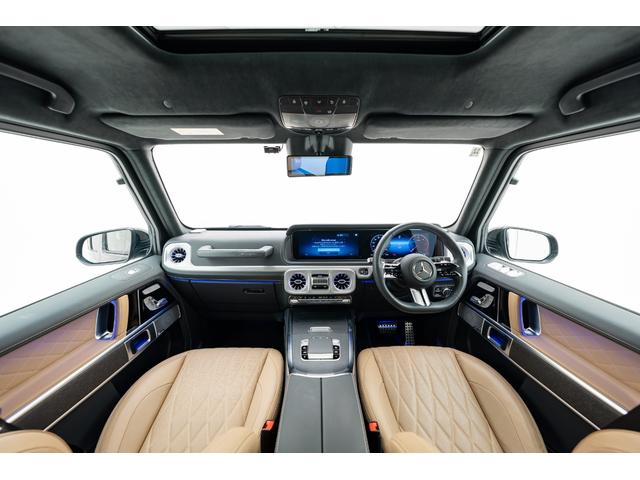 Gクラス G450d AMGラインパッケージ マヌファクトゥーアプログラムプラス カタラーナベージュインテリア ボディ同色スペアタイヤリング オープンポアグレイオークウッドインテリア デジタルルームミラー9.3型(ドライブレコーダー付き)(20枚目)
