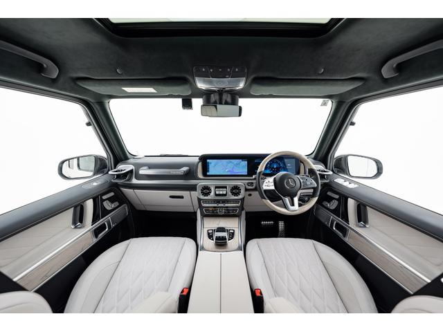 Gクラス G400d マヌファクトゥーアエディション マヌファクトゥーアエディション 電動格納式サイドステップ エクスクルーシブナッパレザーシート(プラチナホワイト) ナイトパッケージ ホワイトハイグロスウッドインテリアトリム 本革巻きウッドステアリング(21枚目)
