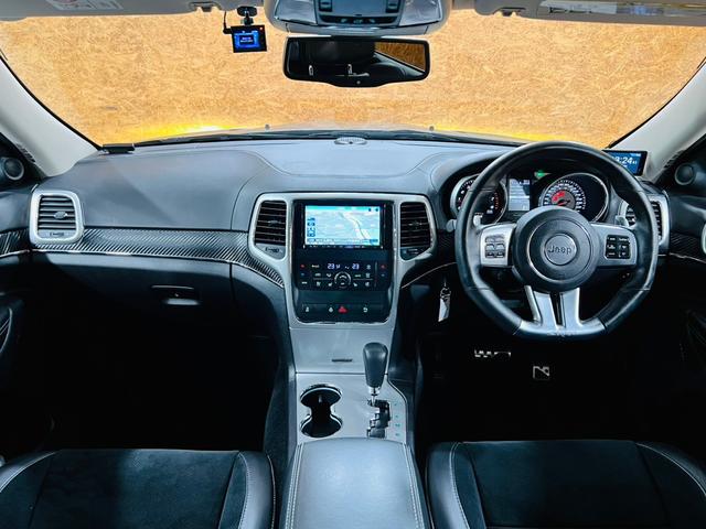 SRT8 サンルーフ BILSTEINアダブティブサス 純正AW ハーフレザー シートヒータ・クーラ ALPINEナビ・TV F・S・Bモニター BT接続 ALPINEプレミアムサウンドシステム ソナー ETC(16枚目)