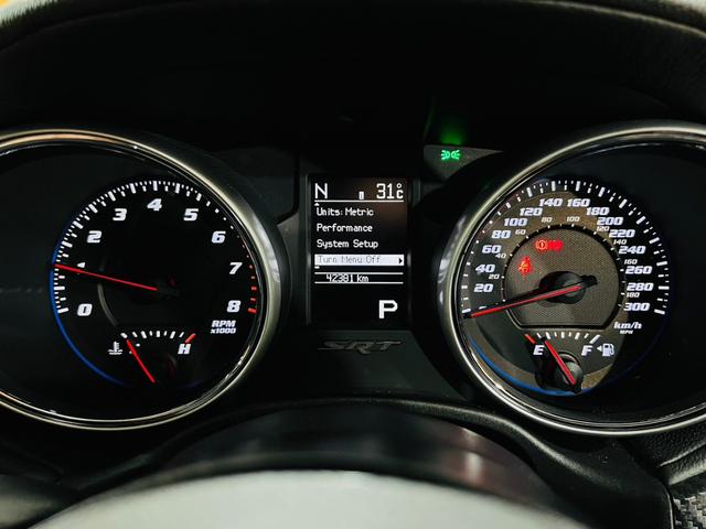 SRT8 サンルーフ BILSTEINアダブティブサス 純正AW ハーフレザー シートヒータ・クーラ ALPINEナビ・TV F・S・Bモニター BT接続 ALPINEプレミアムサウンドシステム ソナー ETC(17枚目)