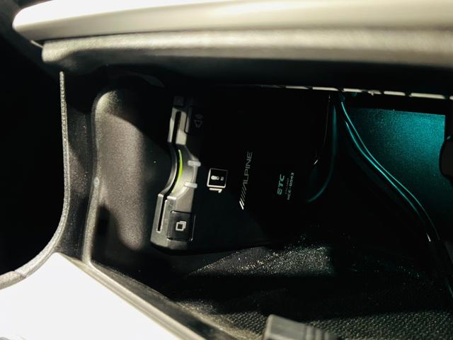 SRT8 サンルーフ BILSTEINアダブティブサス 純正AW ハーフレザー シートヒータ・クーラ ALPINEナビ・TV F・S・Bモニター BT接続 ALPINEプレミアムサウンドシステム ソナー ETC(32枚目)