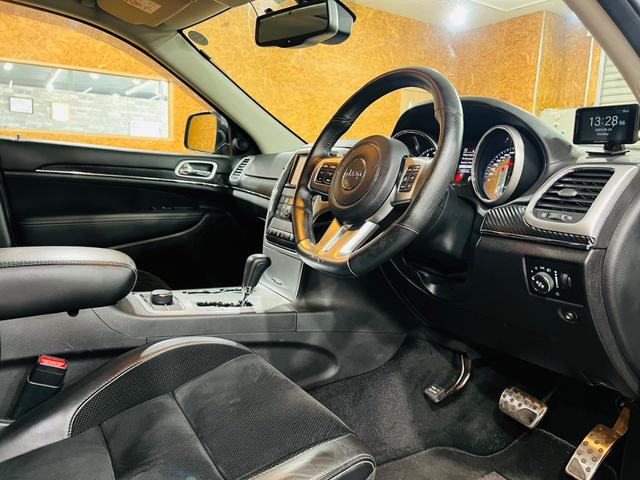 SRT8 サンルーフ BILSTEINアダブティブサス 純正AW ハーフレザー シートヒータ・クーラ ALPINEナビ・TV F・S・Bモニター BT接続 ALPINEプレミアムサウンドシステム ソナー ETC(37枚目)