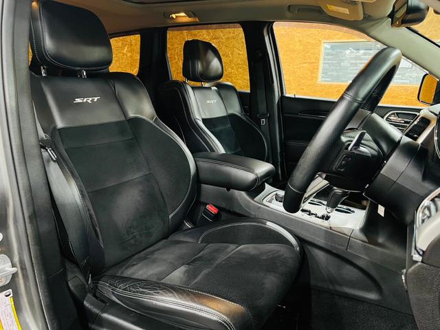 SRT8 サンルーフ BILSTEINアダブティブサス 純正AW ハーフレザー シートヒータ・クーラ ALPINEナビ・TV F・S・Bモニター BT接続 ALPINEプレミアムサウンドシステム ソナー ETC(39枚目)