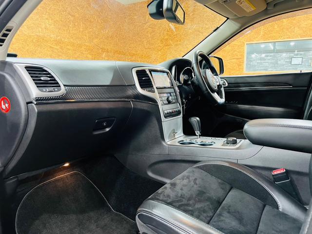 SRT8 サンルーフ BILSTEINアダブティブサス 純正AW ハーフレザー シートヒータ・クーラ ALPINEナビ・TV F・S・Bモニター BT接続 ALPINEプレミアムサウンドシステム ソナー ETC(41枚目)