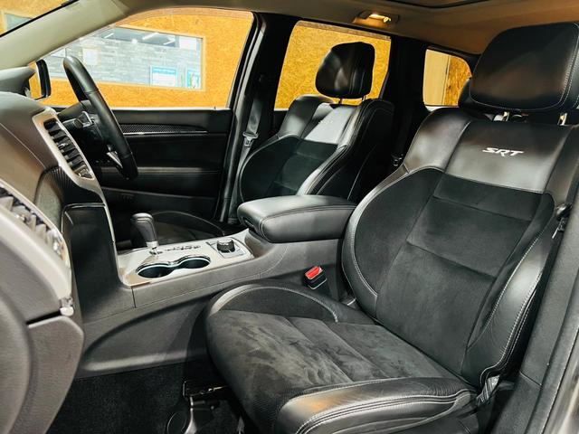 SRT8 サンルーフ BILSTEINアダブティブサス 純正AW ハーフレザー シートヒータ・クーラ ALPINEナビ・TV F・S・Bモニター BT接続 ALPINEプレミアムサウンドシステム ソナー ETC(50枚目)