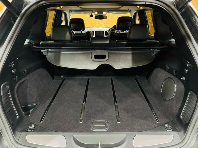 SRT8 サンルーフ BILSTEINアダブティブサス 純正AW ハーフレザー シートヒータ・クーラ ALPINEナビ・TV F・S・Bモニター BT接続 ALPINEプレミアムサウンドシステム ソナー ETC(52枚目)