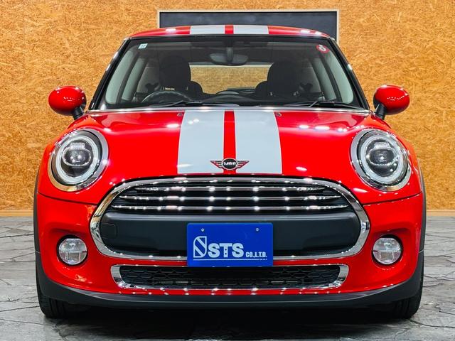 ＭＩＮＩ ヴィクトリア　白センターストライプ　純正ナビ　Ｂｌｕｅｔｏｏｔｈ　バックカメラ　純正１５インチＡＷ　ユニオンジャックテールライト　ＬＥＤヘッドライト　フォグランプ　ドラレコ　スマートキー　ＥＴＣ　走行１．３万キロ台（7枚目）