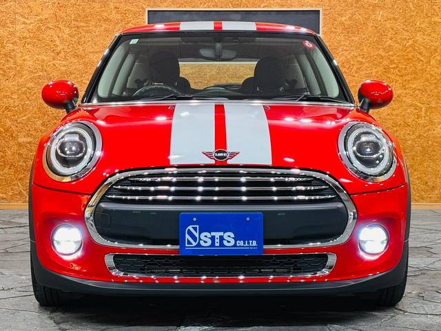 ＭＩＮＩ ヴィクトリア　白センターストライプ　純正ナビ　Ｂｌｕｅｔｏｏｔｈ　バックカメラ　純正１５インチＡＷ　ユニオンジャックテールライト　ＬＥＤヘッドライト　フォグランプ　ドラレコ　スマートキー　ＥＴＣ　走行１．３万キロ台（8枚目）